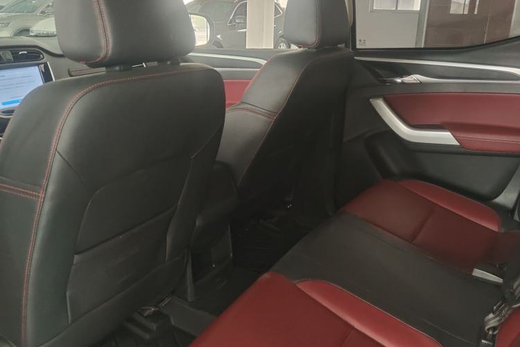 Used SAIC MAXUS Xingji 2023 Starry L 2.0T Diesel Automatic 2WD Elite Edition Long Bed Interior 2