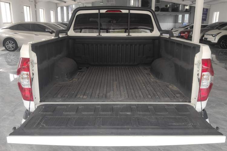 Used SAIC MAXUS Xingji 2023 Starry L 2.0T Diesel Automatic 2WD Elite Edition Long Bed Interior 5