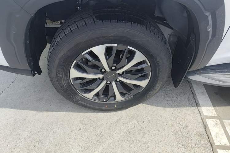 Used SAIC MAXUS Xingji 2023 Starry R 2.0T Automatic Diesel 2WD Luxury Edition Long-Box Model Left Front Wheel Hub