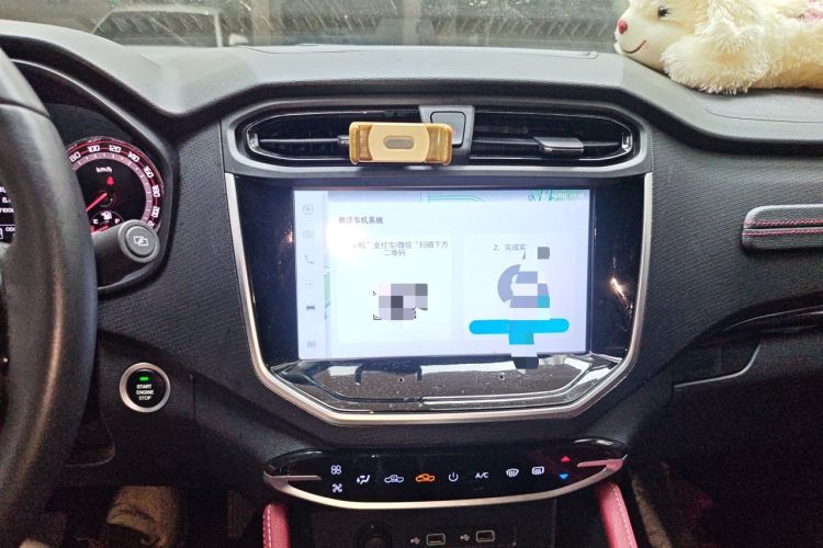 Used SAIC MAXUS Xingji 2023 Starry L 2.0T Diesel Manual Two-Wheel-Drive Elite Edition Long Bed Audio And AC Panel