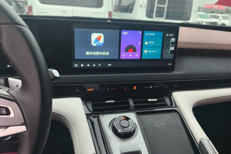 Used SAIC MAXUS Xingji 2023 Starry H 2.0T Automatic Diesel Dual-Turbo All-Wheel Drive Luxury Edition Standard Wheelbase Audio And AC Panel