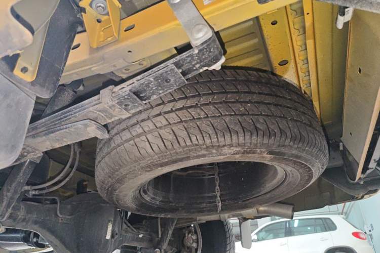 Used SAIC MAXUS Xingji 2023 Starry L 2.0T Diesel Manual Two-Wheel-Drive Elite Edition Long Bed Chassis Rear