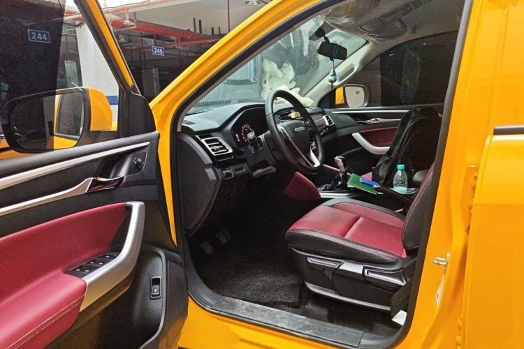 Used SAIC MAXUS Xingji 2023 Starry L 2.0T Diesel Manual Two-Wheel-Drive Elite Edition Long Bed Driver Seat