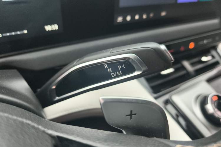 Used SAIC MAXUS Xingji 2023 Starry H 2.0T Automatic Diesel Dual-Turbo All-Wheel Drive Luxury Edition Standard Wheelbase Gear Lever