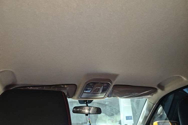 Used SAIC MAXUS Xingji 2023 Starry L 2.0T Diesel Manual Two-Wheel-Drive Elite Edition Long Bed Headliner