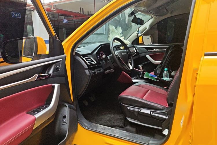 Used SAIC MAXUS Xingji 2023 Starry L 2.0T Diesel Manual Two-Wheel-Drive Elite Edition Long Bed Interior 3