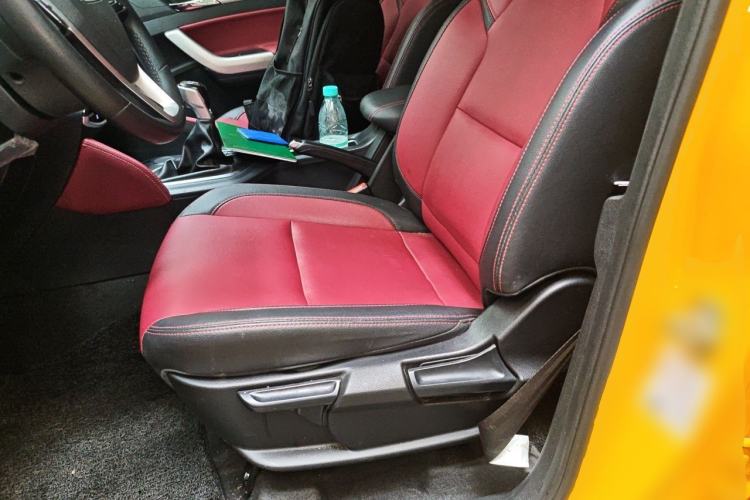 Used SAIC MAXUS Xingji 2023 Starry L 2.0T Diesel Manual Two-Wheel-Drive Elite Edition Long Bed Left Front Seat