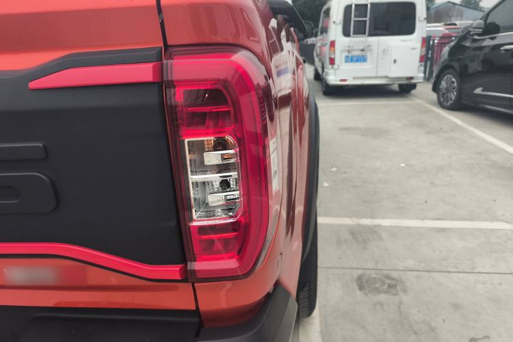 Used SAIC MAXUS Xingji 2023 Starry H 2.0T Automatic Diesel Dual-Turbo All-Wheel Drive Luxury Edition Standard Wheelbase Right Rear Taillight