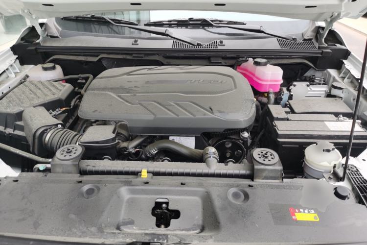 Used SAIC MAXUS Xingji 2026 Starry L 2.0T Diesel Automatic 4x4 Luxury Long Box Engine Bay
