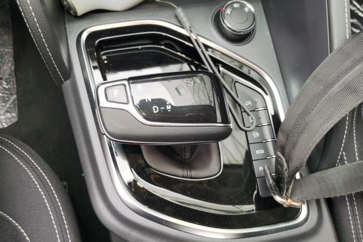 Used SAIC MAXUS Xingji 2026 Starry L 2.0T Diesel Automatic 4x4 Luxury Long Box Gear Lever