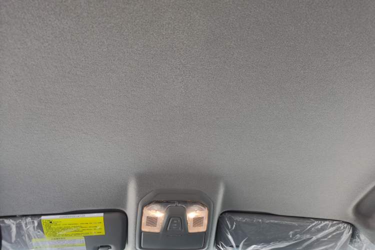 Used SAIC MAXUS Xingji 2026 Starry L 2.0T Diesel Automatic 4x4 Luxury Long Box Headliner