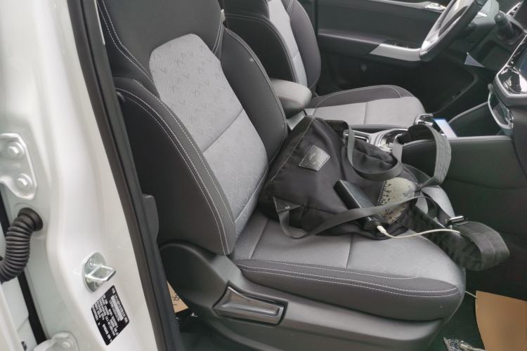 Used SAIC MAXUS Xingji 2026 Starry L 2.0T Diesel Automatic 4x4 Luxury Long Box Right Front Seat