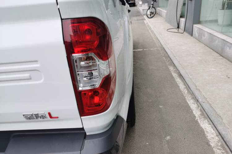 Used SAIC MAXUS Xingji 2026 Starry L 2.0T Diesel Automatic 4x4 Luxury Long Box Right Rear Taillight