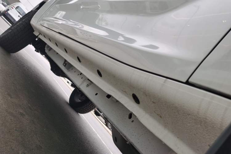 Used SAIC MAXUS Xingji 2026 Starry L 2.0T Diesel Automatic 4x4 Luxury Long Box Right Side Sill