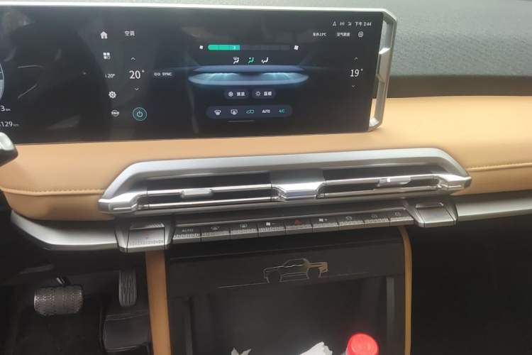 Used SAIC MAXUS Xingji X 2025 2.5T Elite Edition Audio And AC Panel