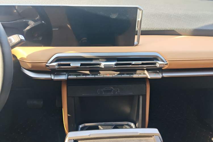 Used SAIC MAXUS Xingji X 2025 2.5T Luxury Edition Audio And AC Panel
