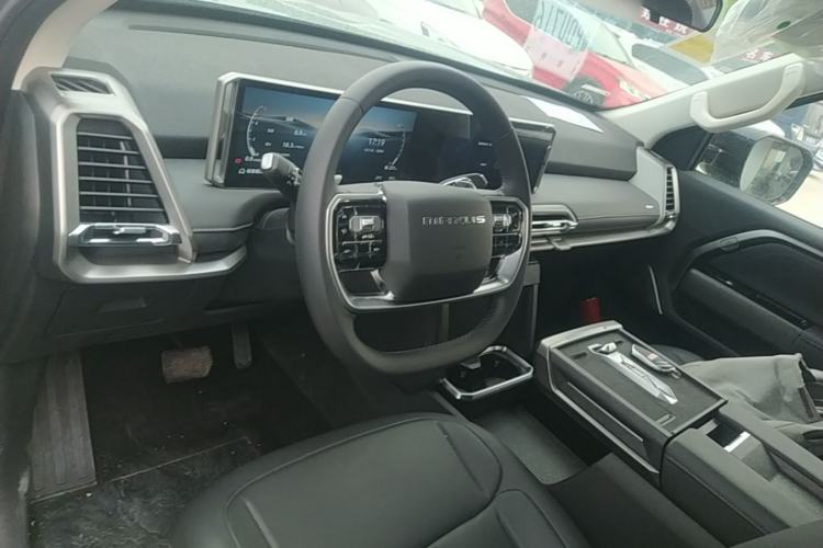 Used SAIC MAXUS Xingji X 2025 2.5T Luxury Edition Center Console