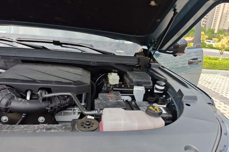 Used SAIC MAXUS Xingji X 2025 2.5T Luxury Edition Engine Bay Left