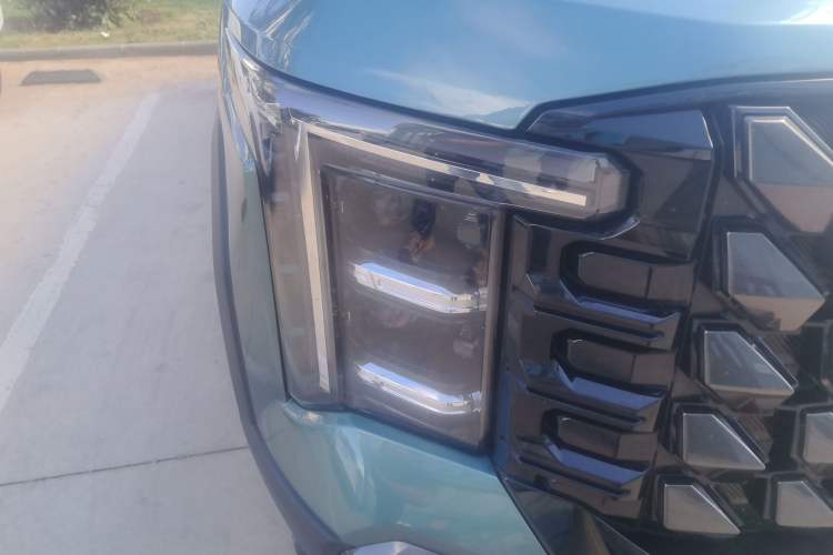 Used SAIC MAXUS Xingji X 2025 2.5T Luxury Edition Right Front Headlight
