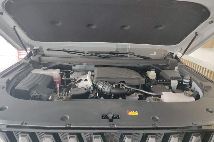 Used SAIC MAXUS Xingji X 2025 2.5T Luxury Edition Engine Bay