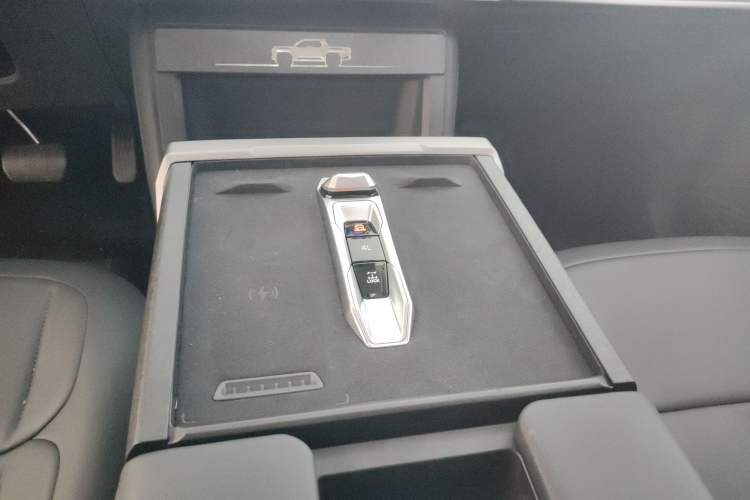 Used SAIC MAXUS Xingji X 2025 2.5T Luxury Edition Gear Lever