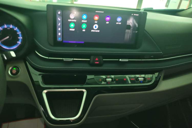 Used SAIC MAXUS Xintu EV70 2024 366 km Long Wheelbase Mid-Height Multi-Functional 7-Seater Van Audio And AC Panel