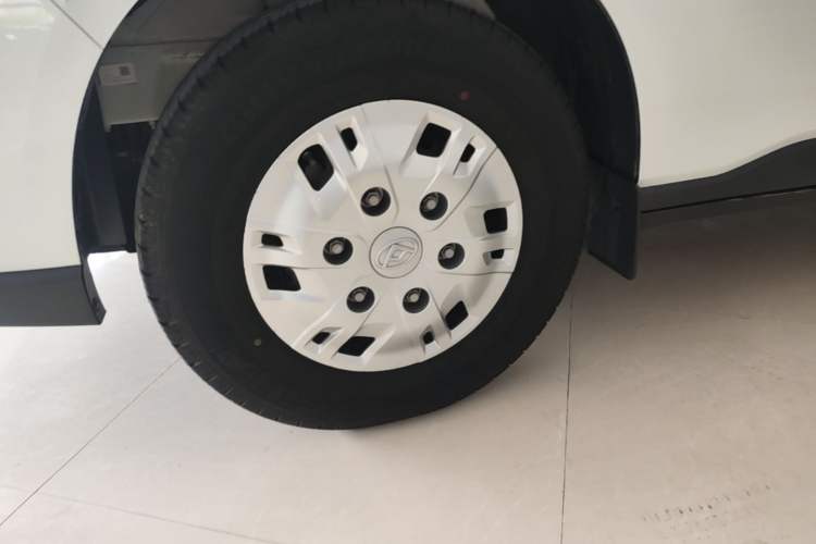 Used SAIC MAXUS Xintu EV70 2024 366 km Long Wheelbase Mid-Height Multi-Functional 7-Seater Van Left Front Wheel Hub