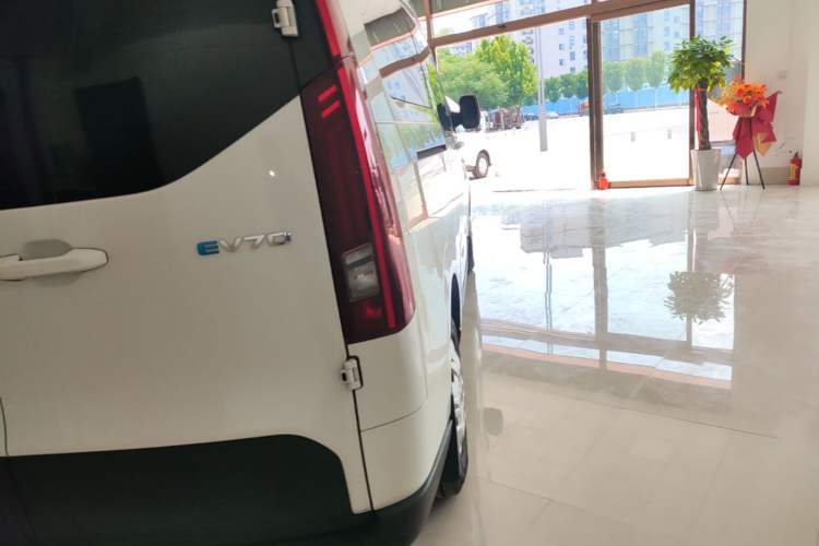 Used SAIC MAXUS Xintu EV70 2024 366 km Long Wheelbase Mid-Height Multi-Functional 7-Seater Van Right Rear Taillight