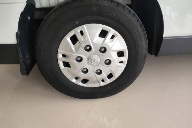 Used SAIC MAXUS Xintu EV70 2024 366 km Long Wheelbase Mid-Height Multi-Functional 7-Seater Van Right Rear Wheel Hub