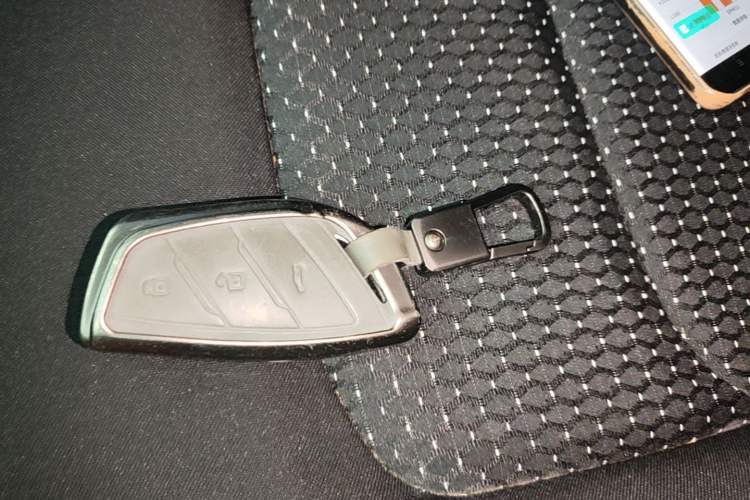 Used SAIC MAXUS Xintu EV70 2024 366 km Long Wheelbase Mid-Height Multi-Functional 7-Seater Van Vehicle Key