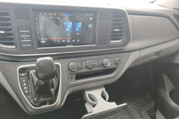 Used SAIC MAXUS Xintu EV80 2023 EV80 PLUS Multi-Functional Passenger Vehicle Short Wheelbase Low Roof Audio And AC Panel