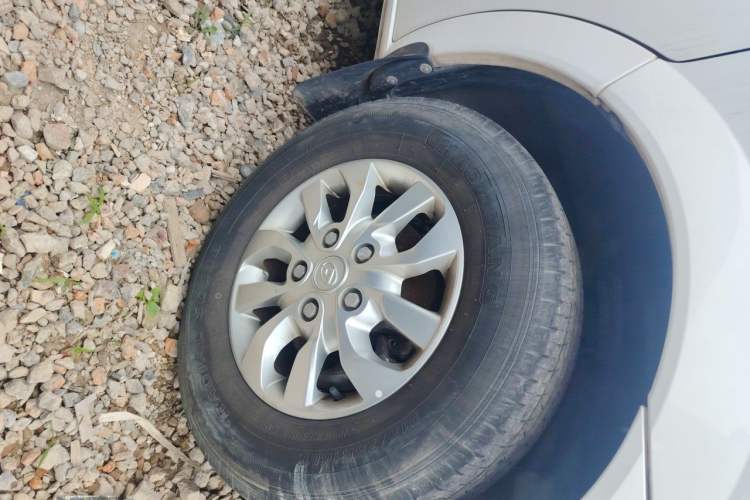 Used SAIC MAXUS Xintu EV80 2023 EV80 PLUS Multi-Functional Passenger Vehicle Short Wheelbase Low Roof Right Front Wheel Hub