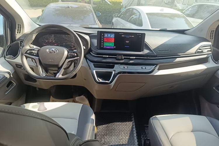 Used SAIC MAXUS Xintu V70 2023 2.0T Elite Edition Automatic Short Wheelbase Low Roof – 5/6 Seats Center Console