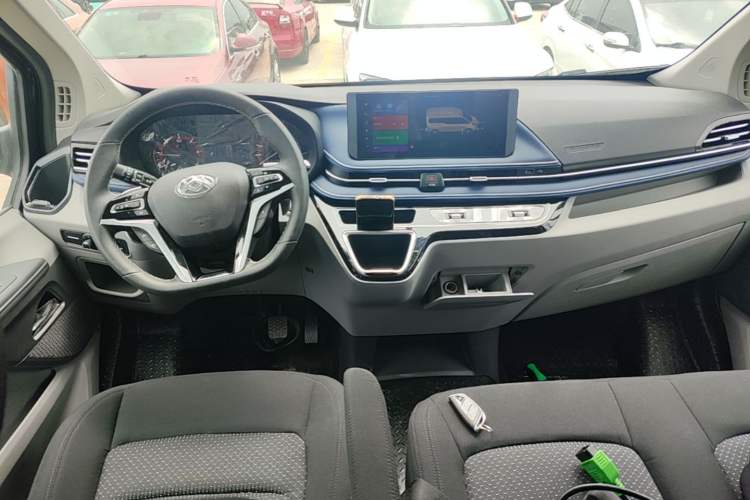 Used SAIC MAXUS Xintu V70 2023 2.0T Elite Edition Automatic Short Wheelbase Low Roof – 5/6 Seats Center Console