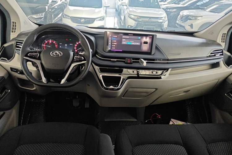 Used SAIC MAXUS Xintu V70 2023 2.0T Elite Edition Automatic Short Wheelbase Low Roof – 5/6 Seats Center Console
