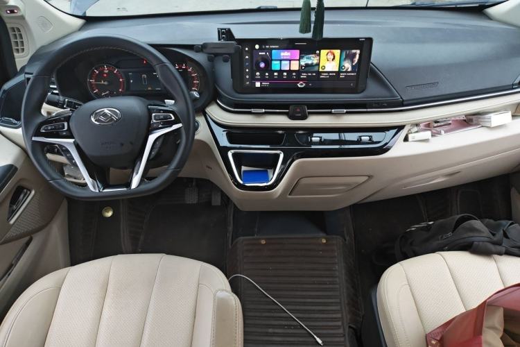Used SAIC MAXUS Xintu V70 2023 2.0T Luxury Edition Automatic Long Wheelbase Mid-Roof 9-Seater Center Console