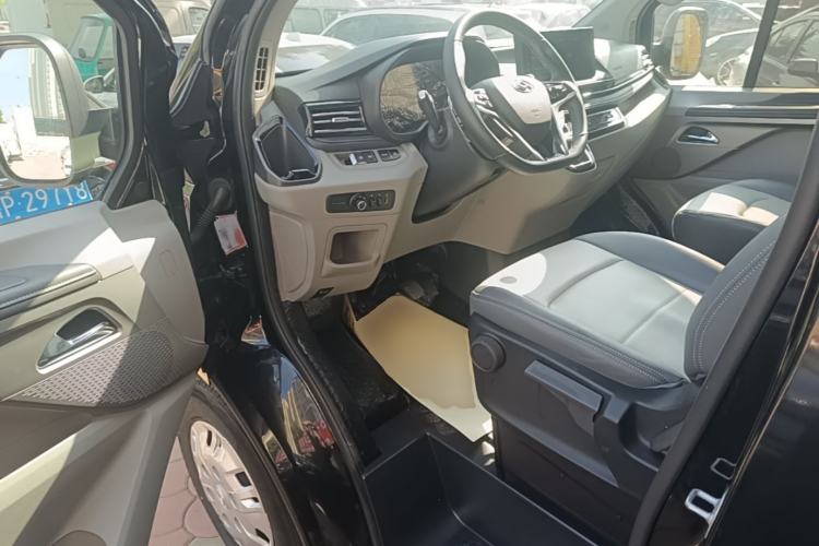 Used SAIC MAXUS Xintu V70 2023 2.0T Elite Edition Automatic Short Wheelbase Low Roof – 5/6 Seats Driver Seat