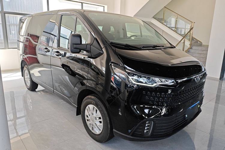 Used SAIC MAXUS Xintu V70 2023 2.0T Elite Edition Automatic Short Wheelbase Low Roof – 5/6 Seats Front Right 45 Deg