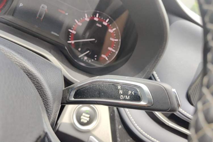Used SAIC MAXUS Xintu V70 2023 2.0T Elite Edition Automatic Short Wheelbase Low Roof – 5/6 Seats Gear Lever