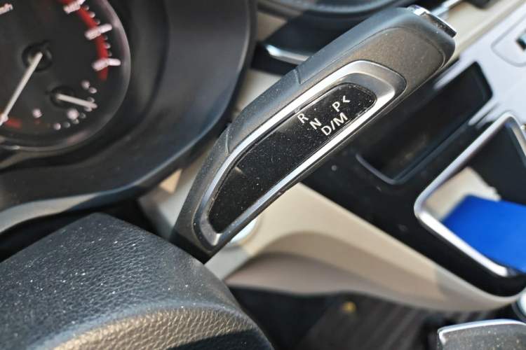 Used SAIC MAXUS Xintu V70 2023 2.0T Luxury Edition Automatic Long Wheelbase Mid-Roof 9-Seater Gear Lever