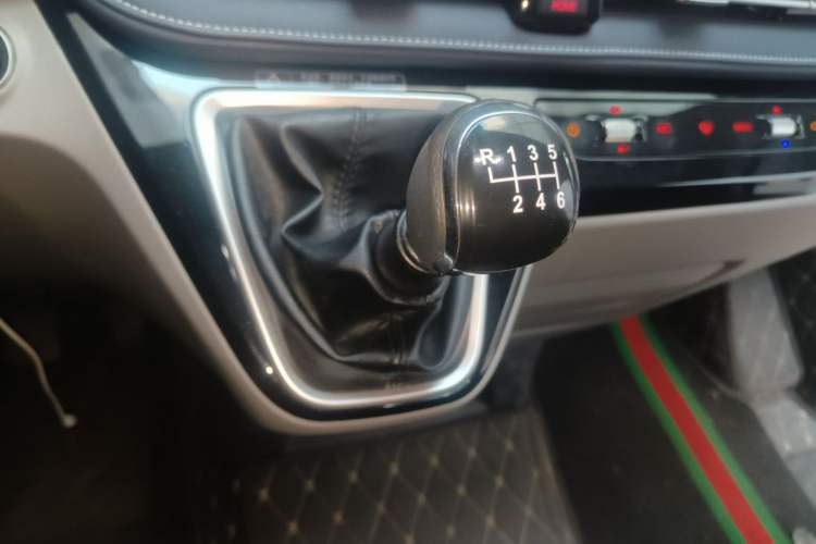 Used SAIC MAXUS Xintu V70 2023 2.0T Elite Edition Manual Transmission Short Wheelbase Low Roof 5/6 Seats (125 hp) Gear Lever