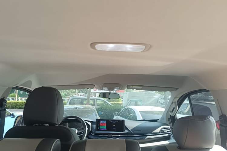 Used SAIC MAXUS Xintu V70 2023 2.0T Elite Edition Automatic Short Wheelbase Low Roof – 5/6 Seats Headliner