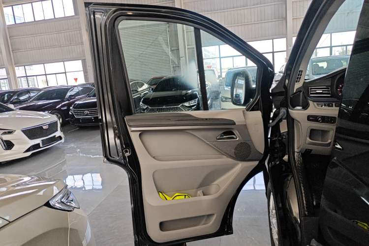 Used SAIC MAXUS Xintu V70 2023 2.0T Elite Edition Automatic Short Wheelbase Low Roof – 5/6 Seats Left Front Door Interior