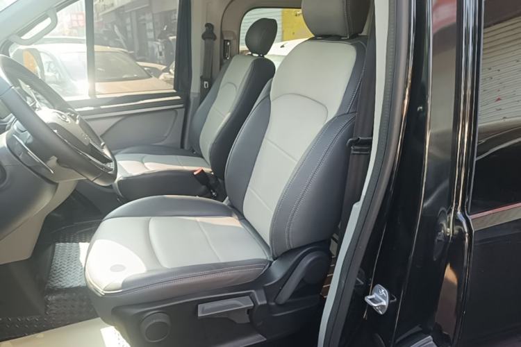 Used SAIC MAXUS Xintu V70 2023 2.0T Elite Edition Automatic Short Wheelbase Low Roof – 5/6 Seats Left Front Seat