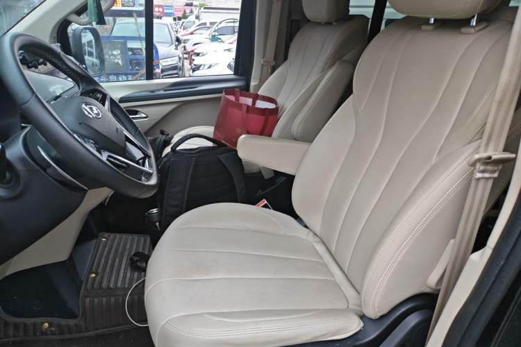 Used SAIC MAXUS Xintu V70 2023 2.0T Luxury Edition Automatic Long Wheelbase Mid-Roof 9-Seater Left Front Seat