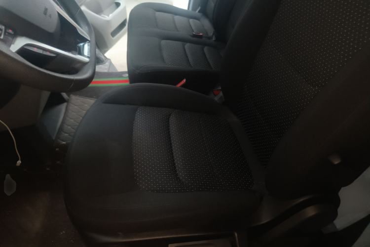 Used SAIC MAXUS Xintu V70 2023 2.0T Elite Edition Manual Transmission Short Wheelbase Low Roof 5/6 Seats (125 hp) Left Front Seat