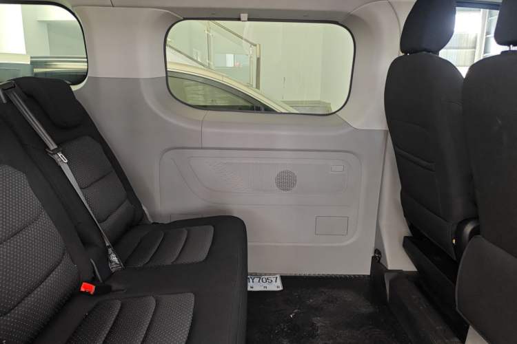 Used SAIC MAXUS Xintu V70 2023 2.0T Elite Edition Automatic Short Wheelbase Low Roof – 5/6 Seats Left Rear Door Interior