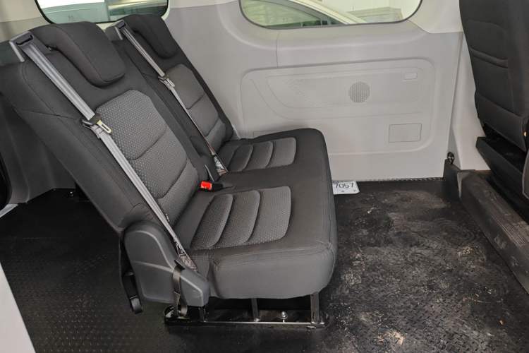 Used SAIC MAXUS Xintu V70 2023 2.0T Elite Edition Automatic Short Wheelbase Low Roof – 5/6 Seats Left Rear Seat