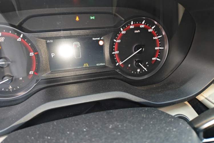 Used SAIC MAXUS Xintu V70 2023 2.0T Luxury Edition Automatic Long Wheelbase Mid-Roof 9-Seater Odometer Close Up