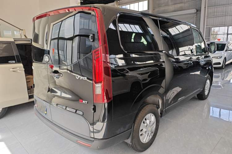 Used SAIC MAXUS Xintu V70 2023 2.0T Elite Edition Automatic Short Wheelbase Low Roof – 5/6 Seats Rear Right 45 Deg
